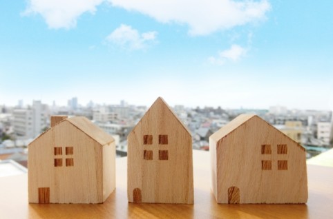 積木のおうち3つと青空